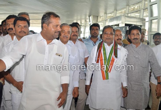 cm in mangalore airport  1